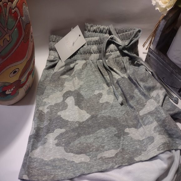 a:glow Under Belly Maternity Lounge Shorts Green Camo NWT - Picture 3 of 8